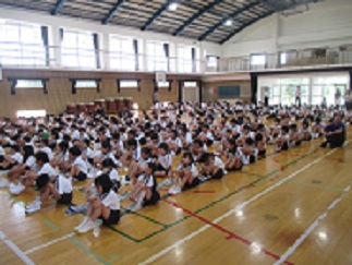学校長の話を聞く児童たち。