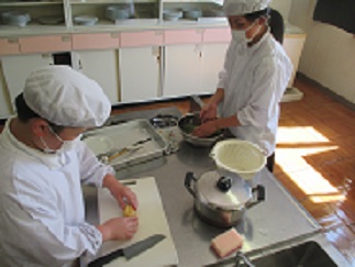 児童がじゃがいもを切ったり、青菜を水洗いしたりしている様子。