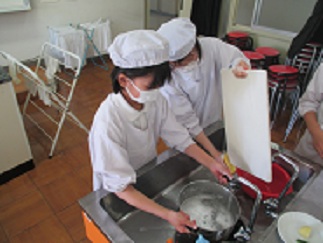 調理を終え、児童が洗い物をしている様子。