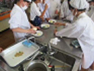 児童が、ゆでたじゃがいもと青菜を食べる前に、塩コショウや醤油で味付けをしている様子。