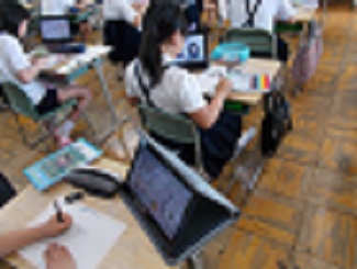 イラストアンド塗り絵クラブの児童が、タブレットで調べた絵を紙に描いている様子。