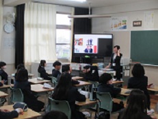 ある学級で、担任が自己紹介をしている様子。