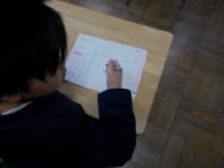 全国学力調査の様子。児童の一人が国語の問題を解いている。