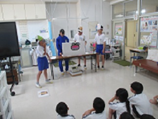 保健室で、歯の大切さを伝える劇を、中学生たちが1年生に見せている。