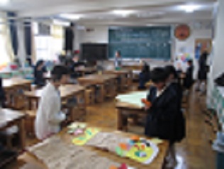 掲示委員会の様子。5月の掲示物になるこいのぼりを作成している。