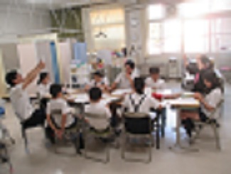 保健委員会で、発表の練習をしている様子。
