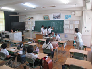 給食委員会が、先月のふりかえりをしている様子。