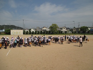 一斉下校の様子。児童が登校班ごとに運動場に並んでいる。