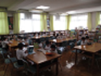 図書室での授業風景。児童が姿勢を正して読書している。