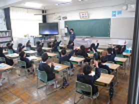 1年生の授業の様子。たくさんの児童が手を挙げている。