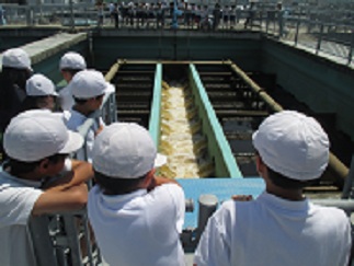 浄水場で、水をろ過する施設の洗浄の様子を見学させてもらっている。