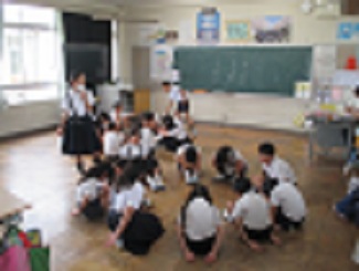 5年生と3年生が、給食後にハンカチ落としをして遊んでいる。