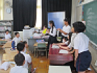 給食後、6年生が1年生にクイズを出している。