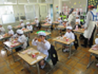 1年生がはじめて給食を食べている様子。