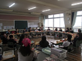 4月最初の給食の様子。机を円形に並べて「いただきます」のあいさつをしている。