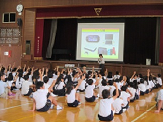 低学年のインターネットトラブル防止講座の様子。