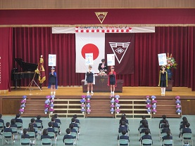 入学式の学校長式辞で、学校のマスコットキャラクターであるピッカリ星人と6年生が、西神吉小の心構えを示している。