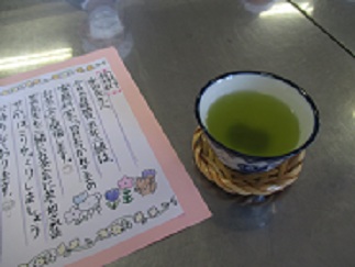 5年生が入れたお茶と、専科の先生にあてたお茶会への招待状
