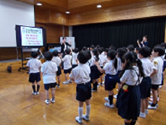 「おなか元気の4つのお約束」を、ポーズ付きで教えていただいている。