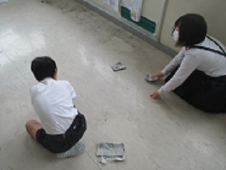 メラミンスポンジで磨く前と後で、汚れの様子が違うので、児童たちは驚きながら磨いている。
