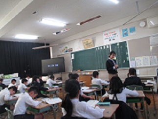 3年生の参観授業。黒板の課題に沿って、児童がノートに書き込んでいる。
