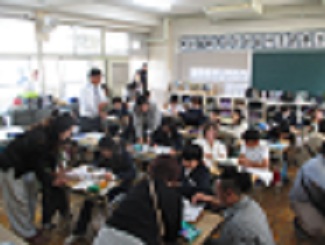 4年生の参観授業。保護者が児童の横に行き、一緒に課題に取り組んでいる。