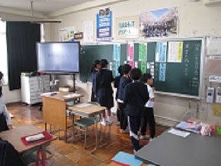 5年生の参観授業。黒板の前で、数人の児童が課題に取り組んでいる。