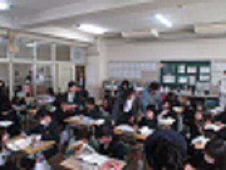 6年生の参観授業。保護者が児童の隣に行き、一緒に課題に取り組んでいる。