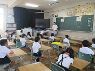 1年生の人権参観授業の様子。