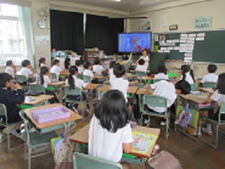 2年生の人権参観授業の様子。