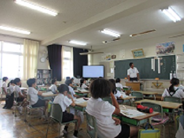 4年生の人権参観授業の様子。