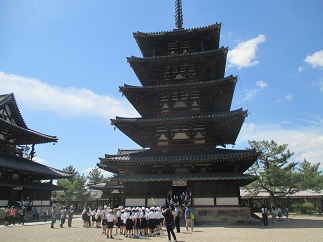 法隆寺で、児童が五重塔を見上げている。