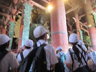 東大寺で、児童が大仏を見上げている。