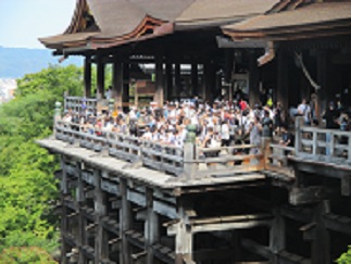 清水寺の舞台から、観光客に交じって児童たちが景色を見ている。