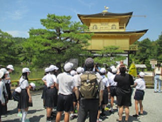 鹿苑寺で、児童が集まって金閣を見ている。