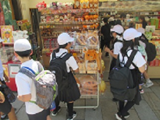 奈良公園のお土産屋さんで、児童が買い物をしている。