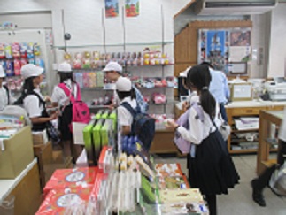 清水寺からバスへ戻る途中のお土産屋に児童が立ち寄っている。