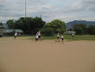 運動場で鬼ごっこをする縦割り班