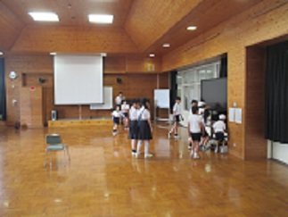 多目的室で、宝探しをする縦割り班