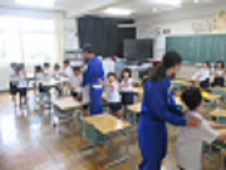 最終日、中学生が1年生と一緒に「貨物列車」で遊んでいる。