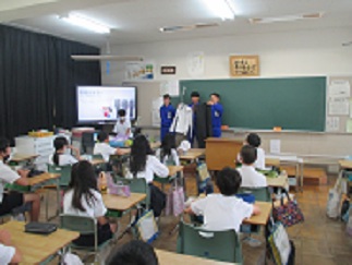 中学生が6年生に向けて、中学校の説明をしている。
