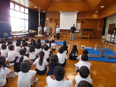 第1回綿名人の学習の様子。ゲストティーチャーの話を児童が聞いている。