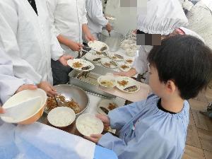 給食の配膳の仕方教えてもらうよ