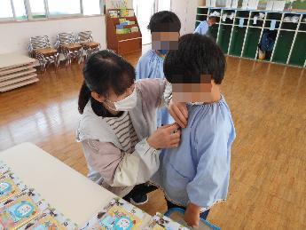 名札つけるね