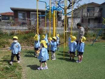 登り棒はこうやって遊ぶんだね