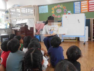 絵本の読み聞かせ