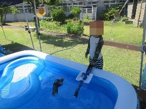 水遊びで水鉄砲に水を汲んでいる様子