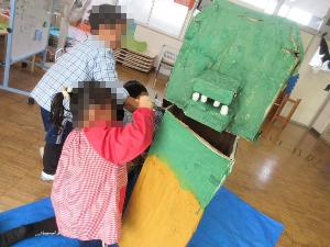 大きな恐竜を協力して制作している様子