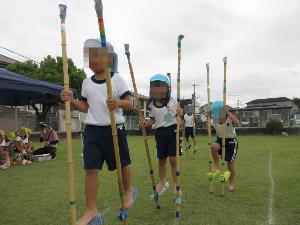 年長児が竹馬をしている