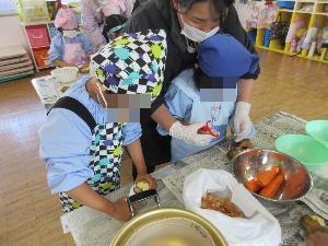カレー作り　野菜の皮むき